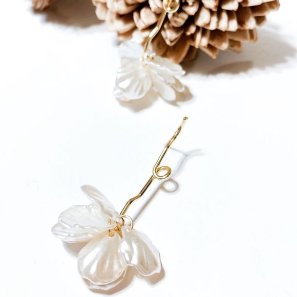 White flower dangle earrings M37 - Picture 3 of 6